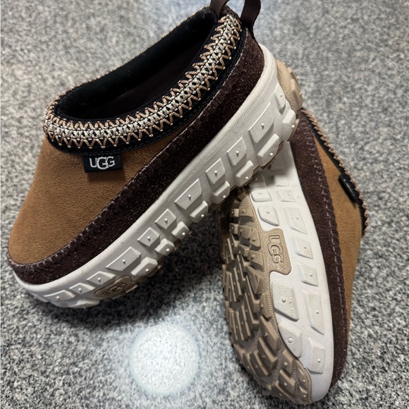 UGG Shoes - UGG venture daze size 7